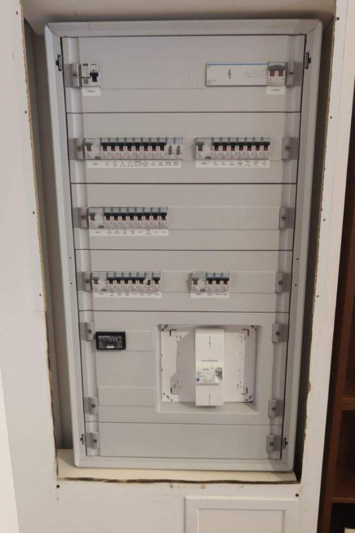 Installation de systèmes de contrôle d'accès, alarmes et interphones